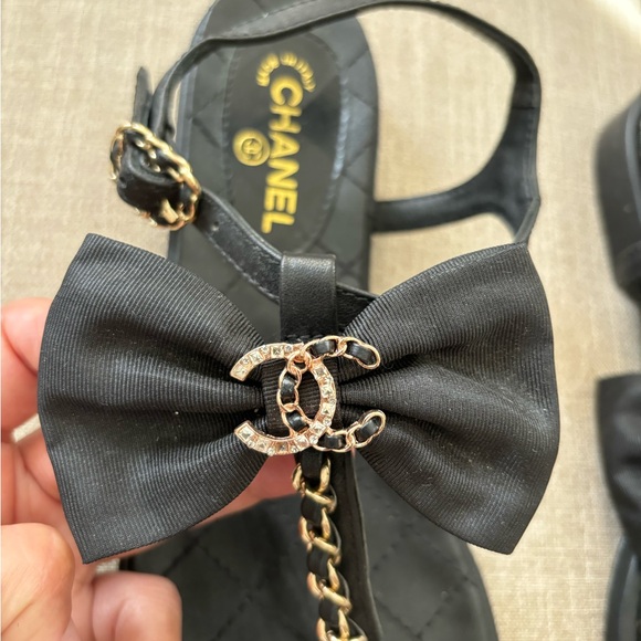 Chanel sandals preowned with some missing stones and some signs of wear - Picture 3 of 7